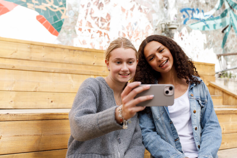 ungdomar som pratar i telefon